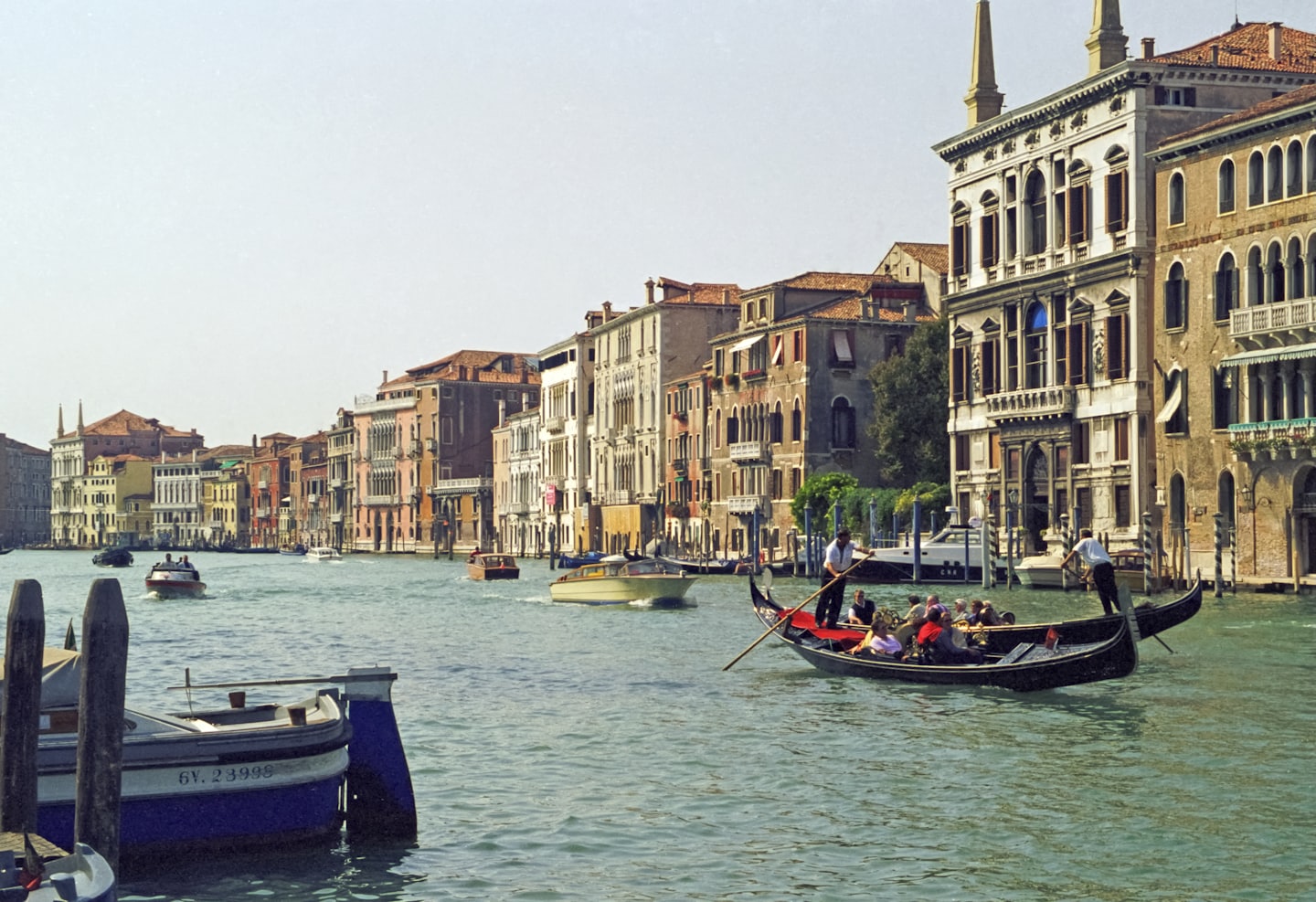 Gondola sul Canal Grande tra palazzi storici di Venezia