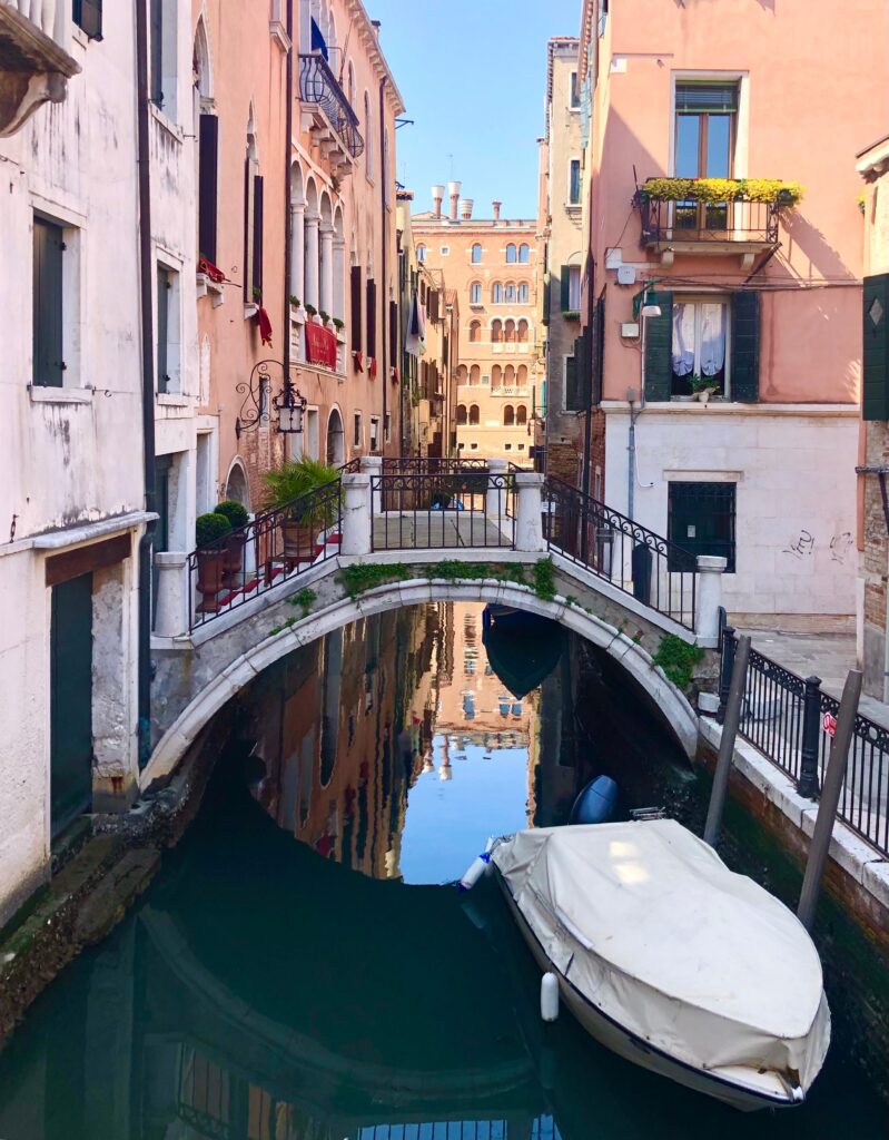 Ponte su un canale tra edifici residenziali nel centro storico di Venezia
