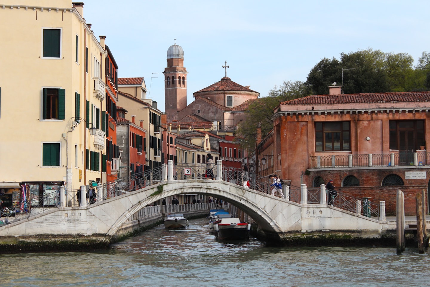 Ponte in pietra su un canale veneziano tra edifici storici