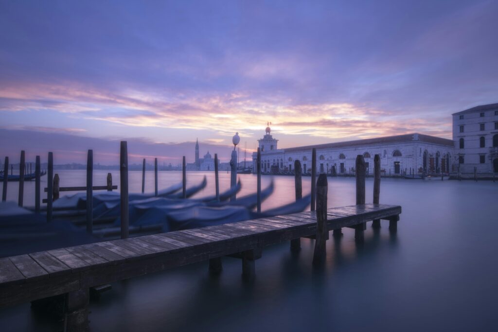 Pontili sulla laguna di Venezia al tramonto