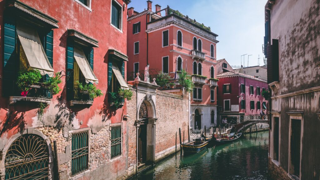 Palazzo veneziano affacciato su un canale nel centro storico di Venezia