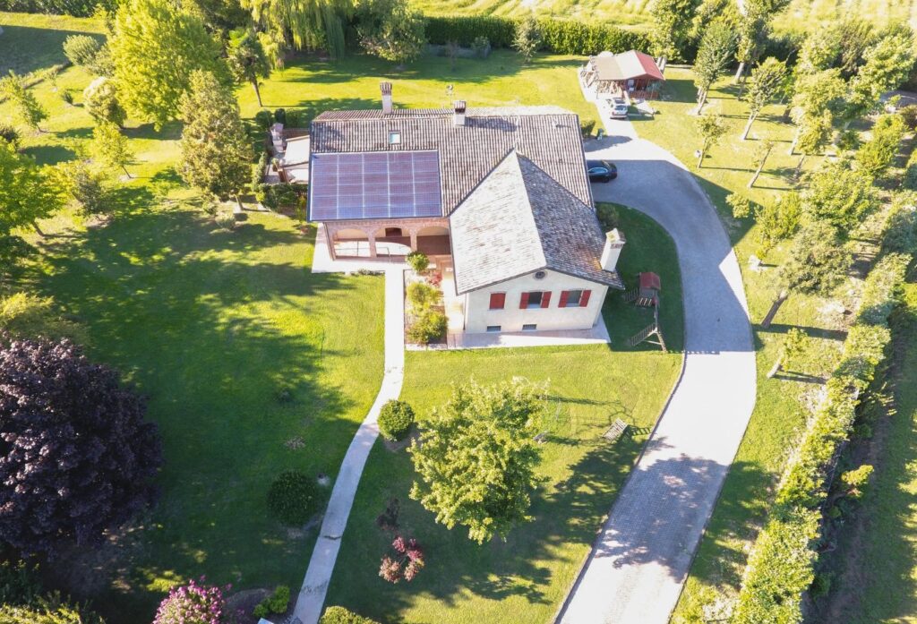 Vista aerea della villa indipendente a Roncade con ampio giardino