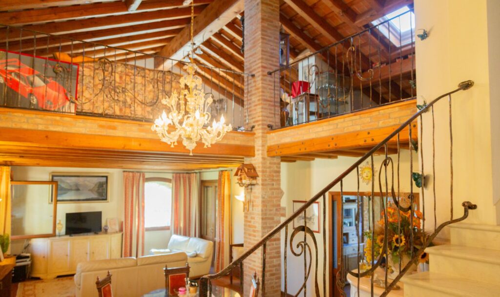 Interni della villa a Roncade con travi in legno